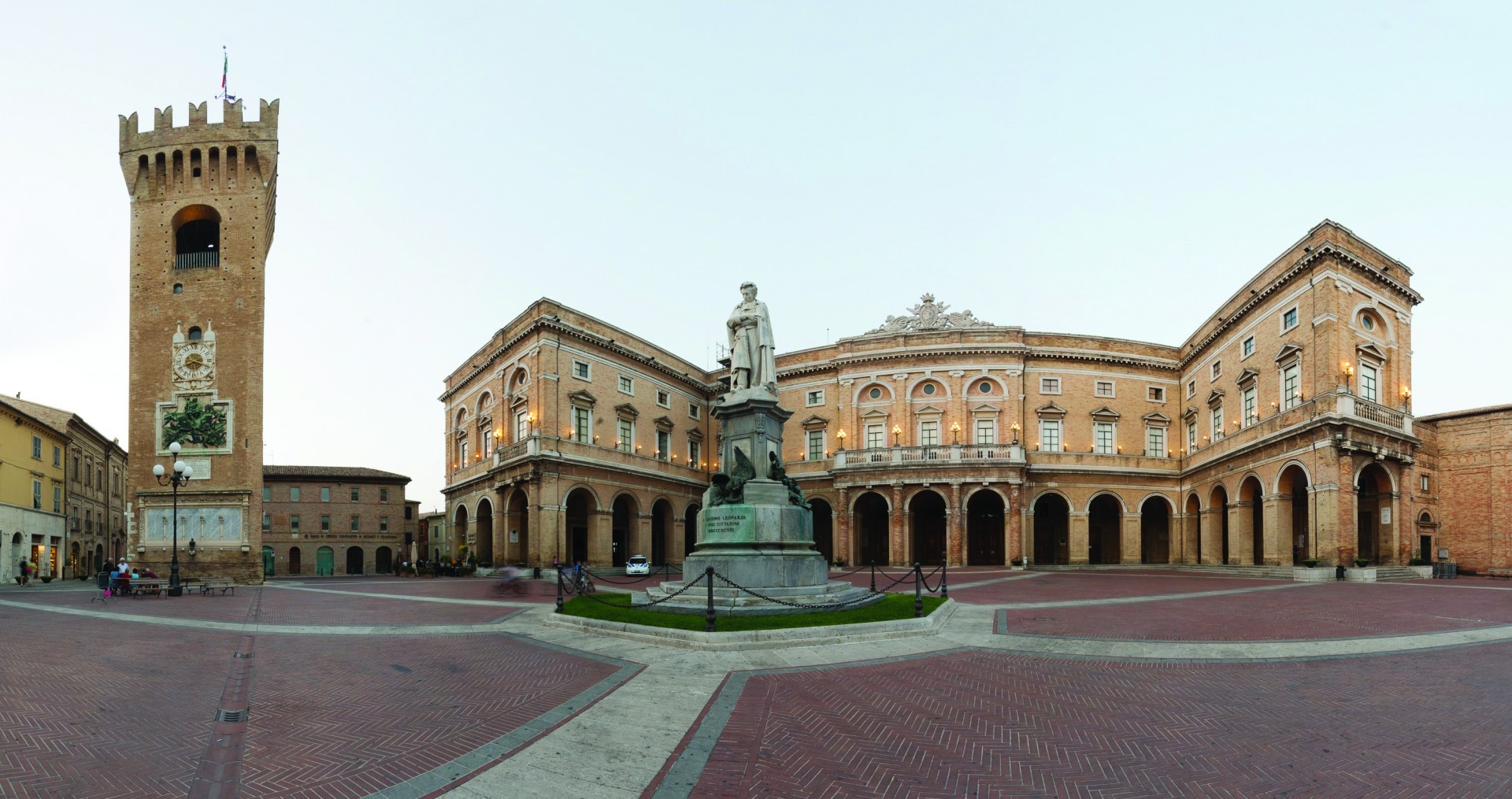 Il cuore della città di Recanati: Piazza Giacomo Leopardi, il Palazzo Comunale e il monumento dedicato al poeta